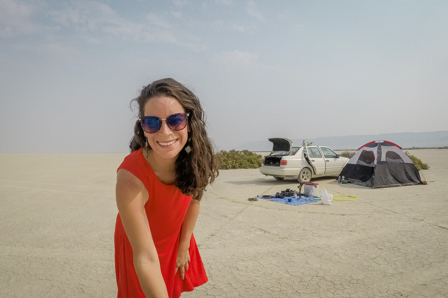 Nina exibindo o parque de campismo no Deserto.