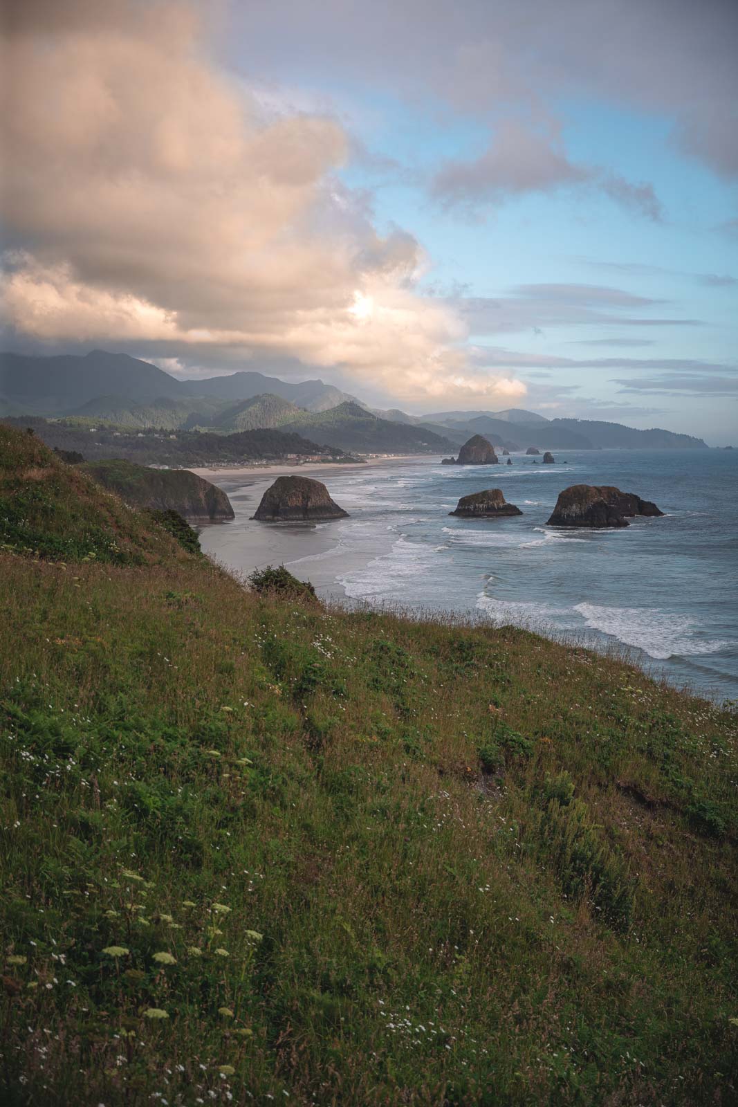 View of rocks out on the oceans in Ecola.