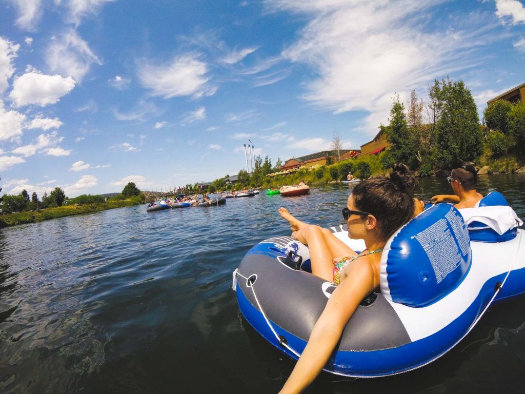 Flotar en el río Deschutes en Bend