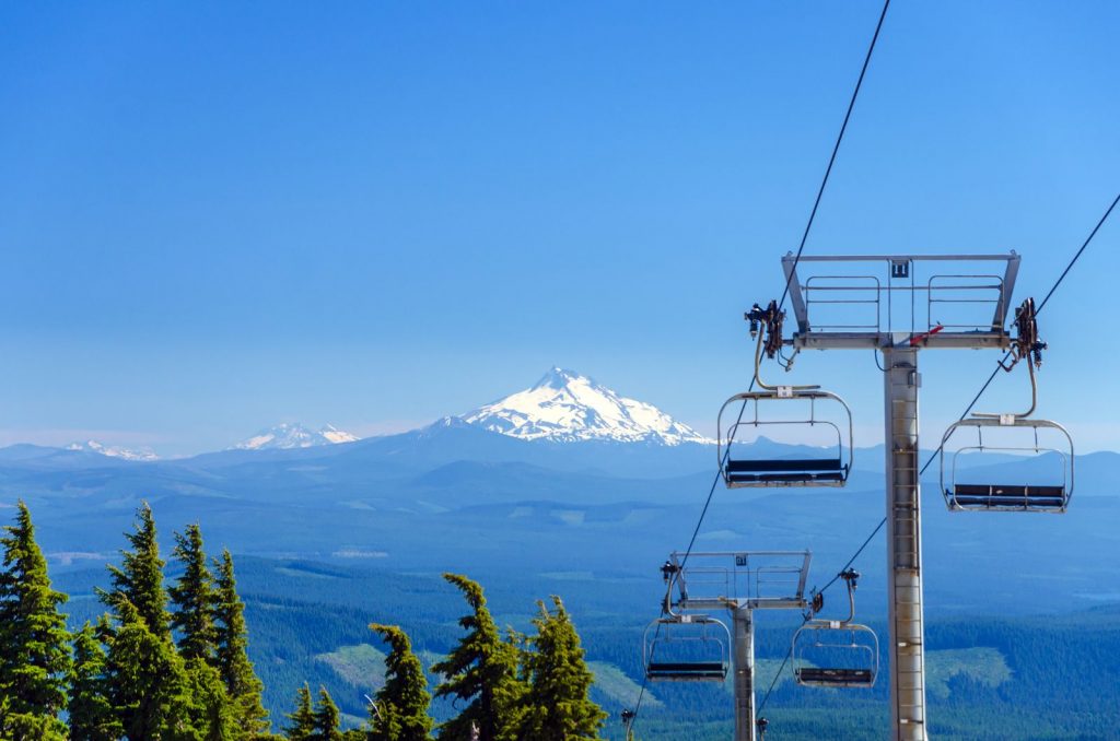 Skiiing and snowboarding is one of the best things to do in Oregon