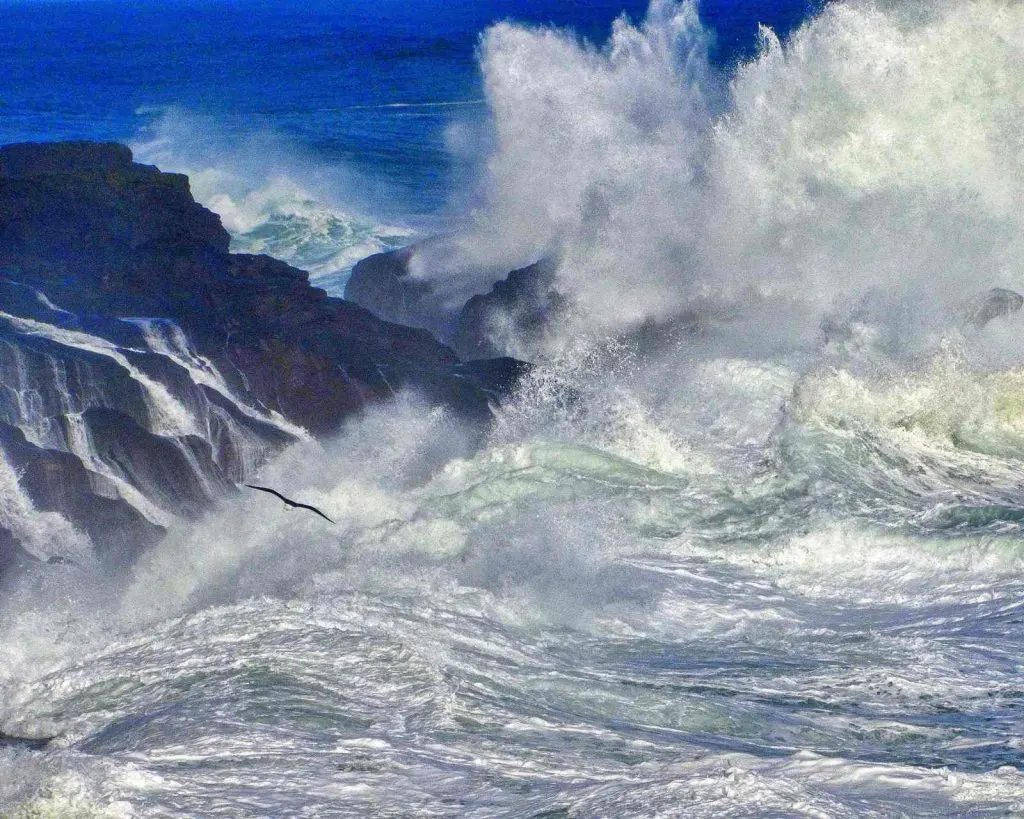 View of huge waves on Oregon Coast in winter