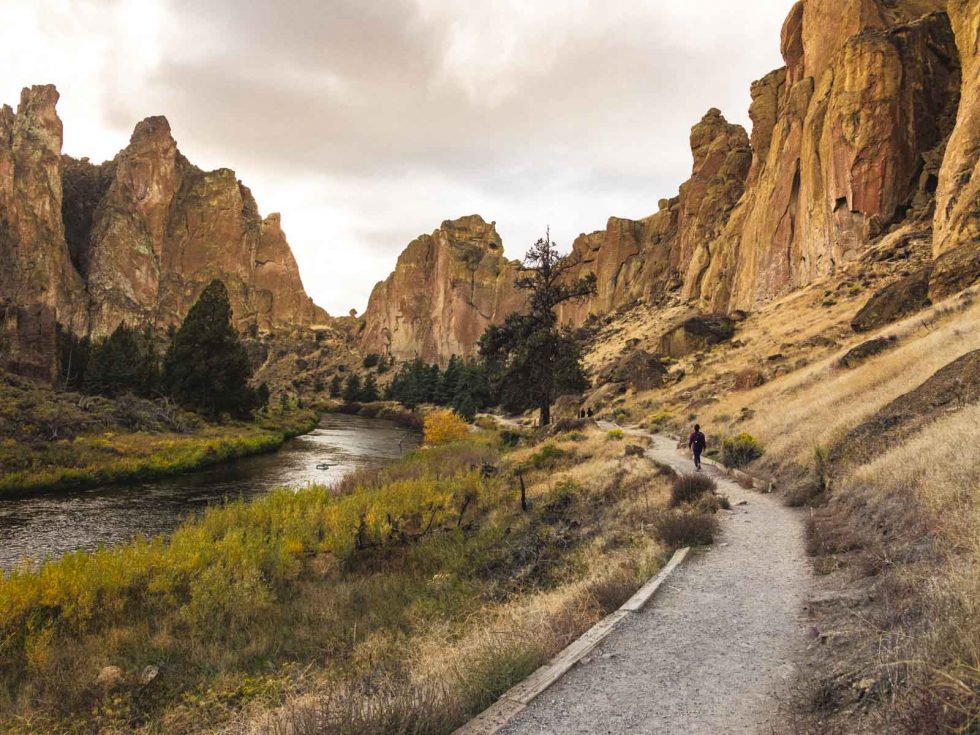 Túra podél řeky Crooked River je jednou z mnoha skvělých túr na stezce Smith Rock Trail.