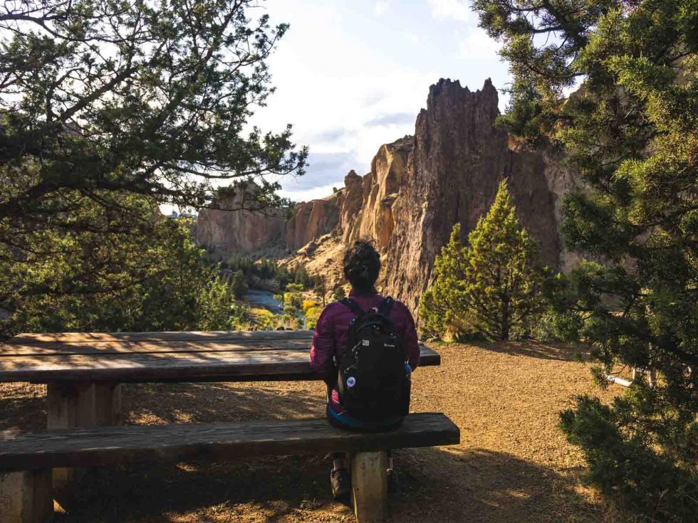 Fă o pauză de la drumeții și stai în zona de picnic de pe traseele Smith Rock.