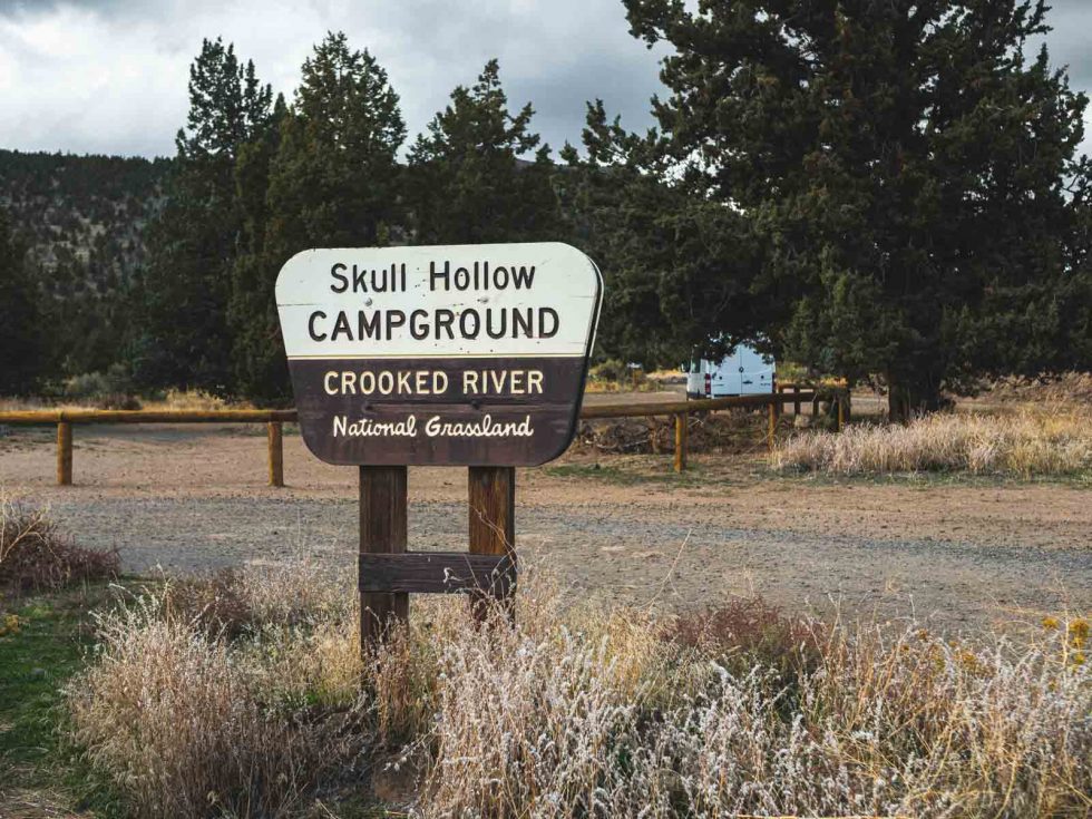 Sie können auf dem Skull Hollow Campground übernachten, während Sie die Wanderungen am Smith Rock unternehmen.