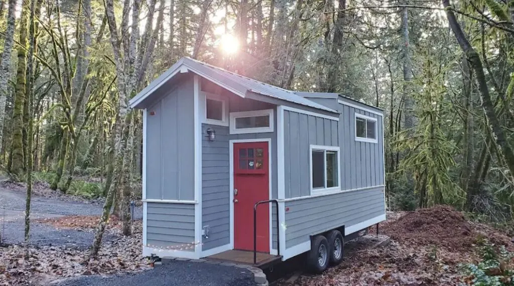 Tiny Farmhouse in the woods glamping in Oregon site