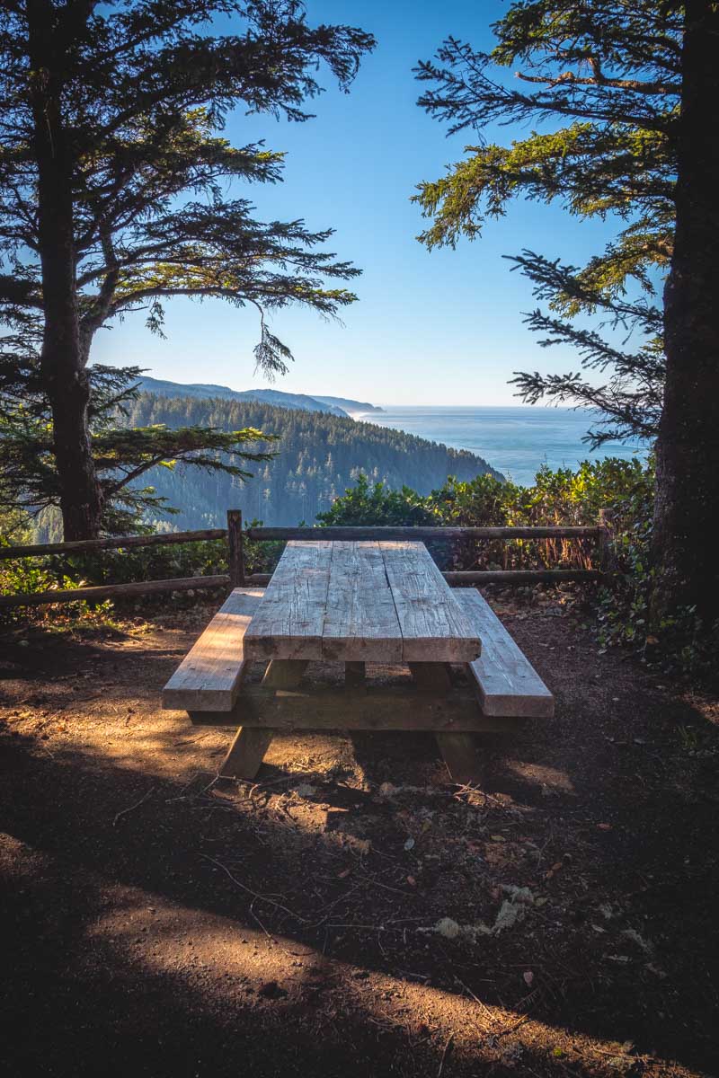 Picnic table near cliff edge at the Cape Perpetua Lookout