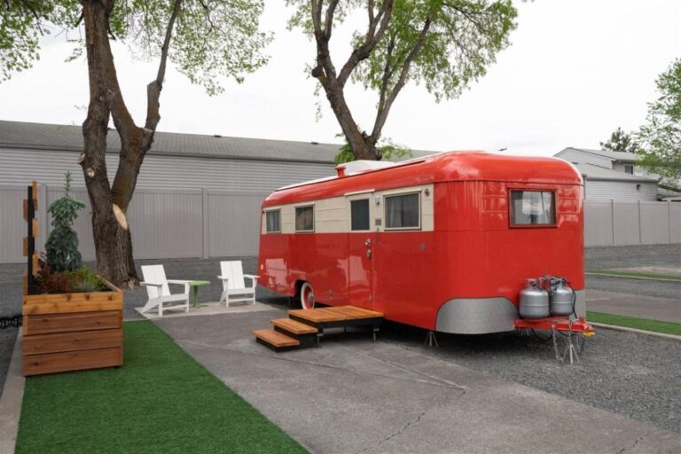 7 Quaint Oregon Desert Towns With Old West Charm to Explore This Weekend