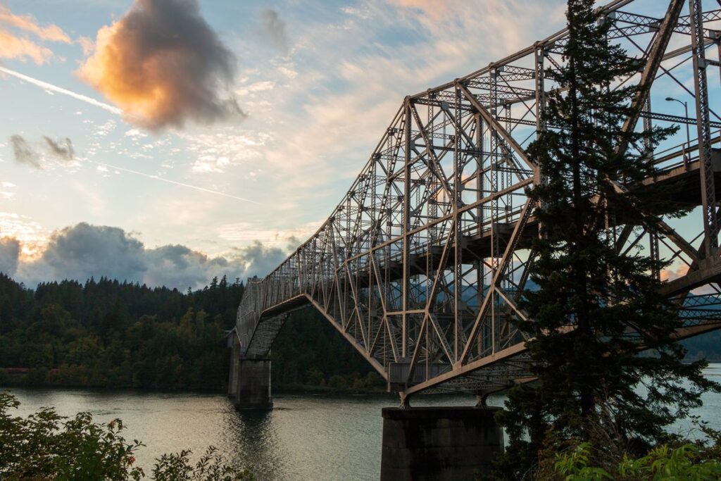 Bridge of the Gods over Cascade Locks camping near Portland