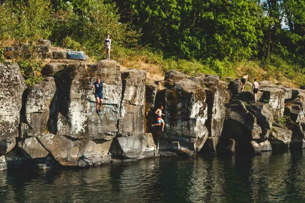 Cliff jumpers at High Rocks Portland beaches