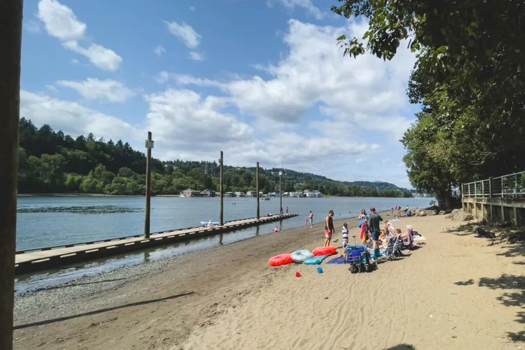 Shoreline at Sellwood Park beaches near Portland