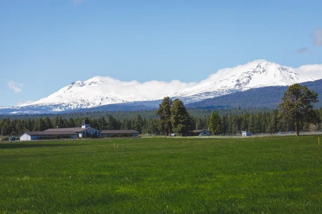 Mountain views over Sisters, Oregon, a nearby thing to do in Redmond.