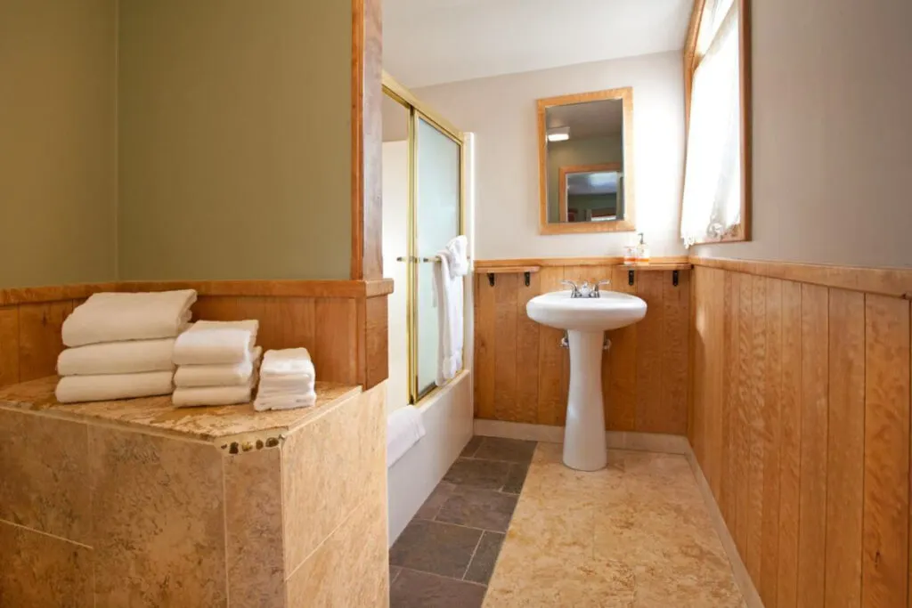 A simple and elegant bathroom in the Agate Beach Motel. A simple and elegant bathroom in the Agate Beach Motel.