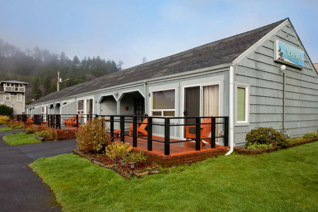 An exterior shot of the Agate Beach Motel in Newport, Oregon.