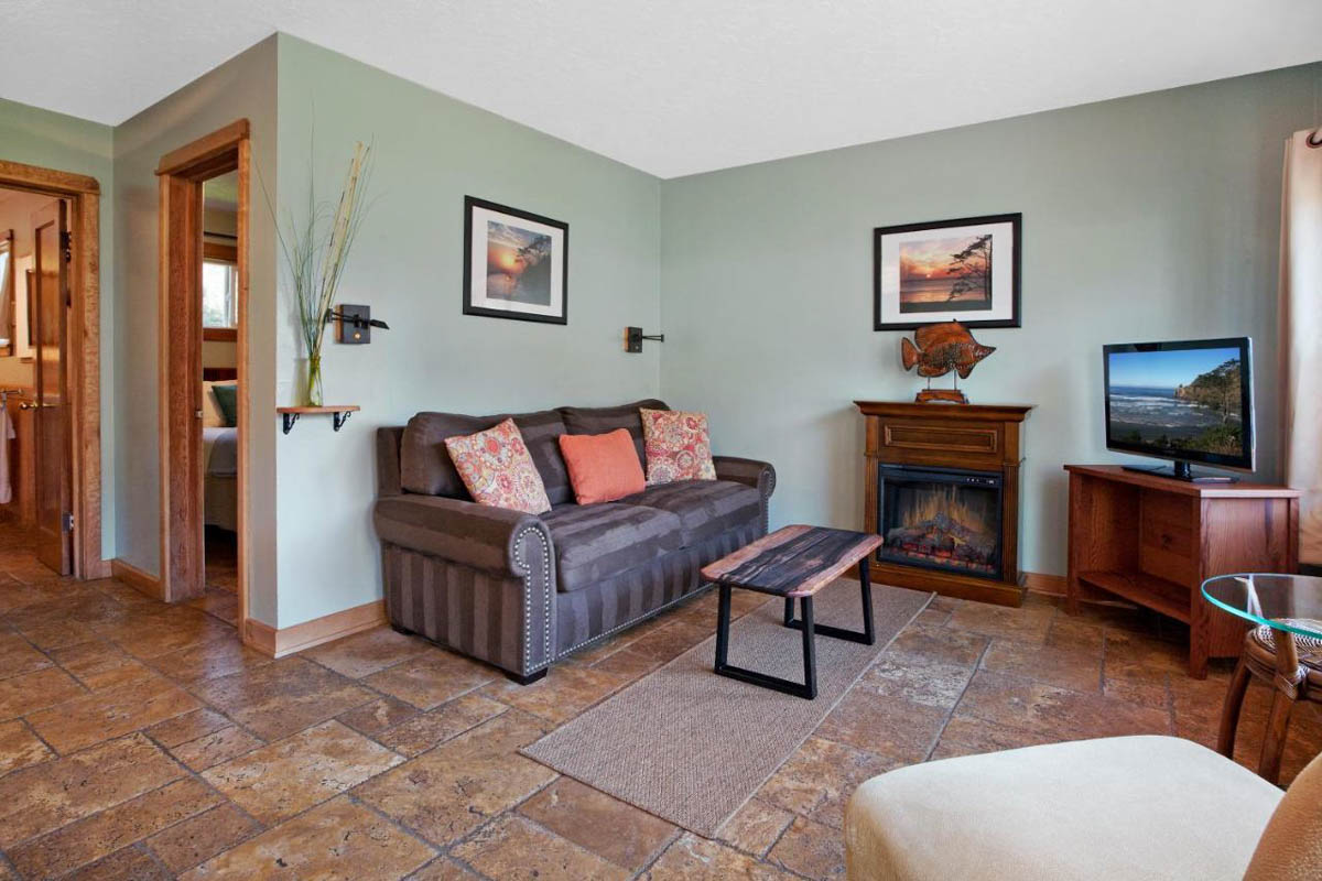 A spacious and timeless living area in the Agate Beach Motel.