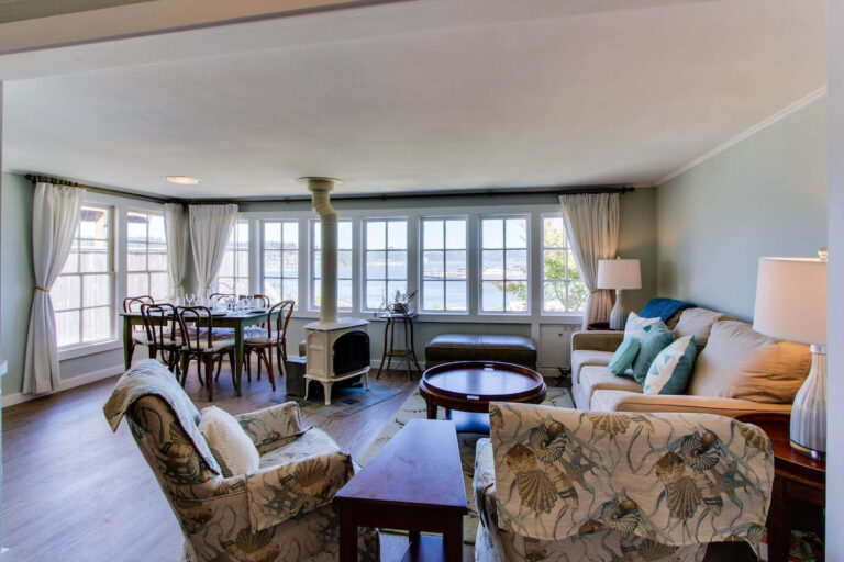 A lovely living and dining area with plenty of seating arrangement at the Arden Cottage.