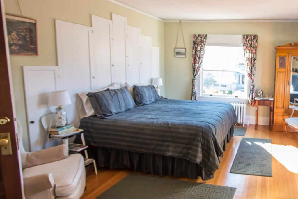 A spacious double room in the Rose River Inn in Astoria.