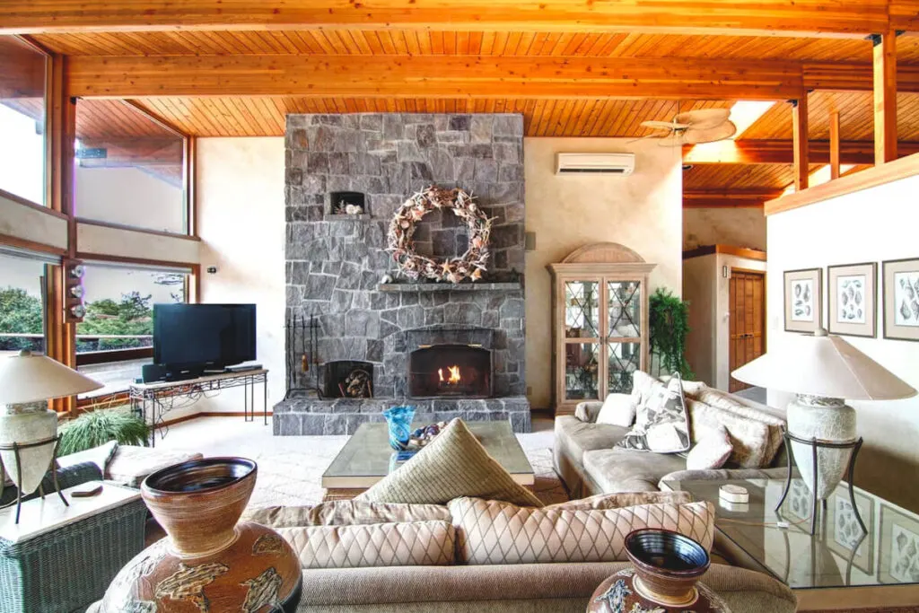 The well decorated and luxurious living area of the Happy Clam Oceanfront Property. The well decorated and luxurious living area of the Happy Clam Oceanfront Property.