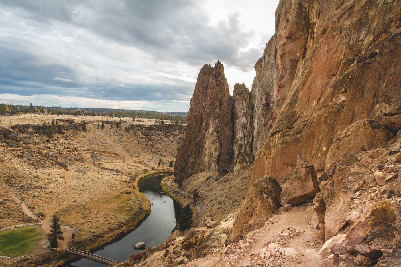 Crooked River with huge rocks on the right.