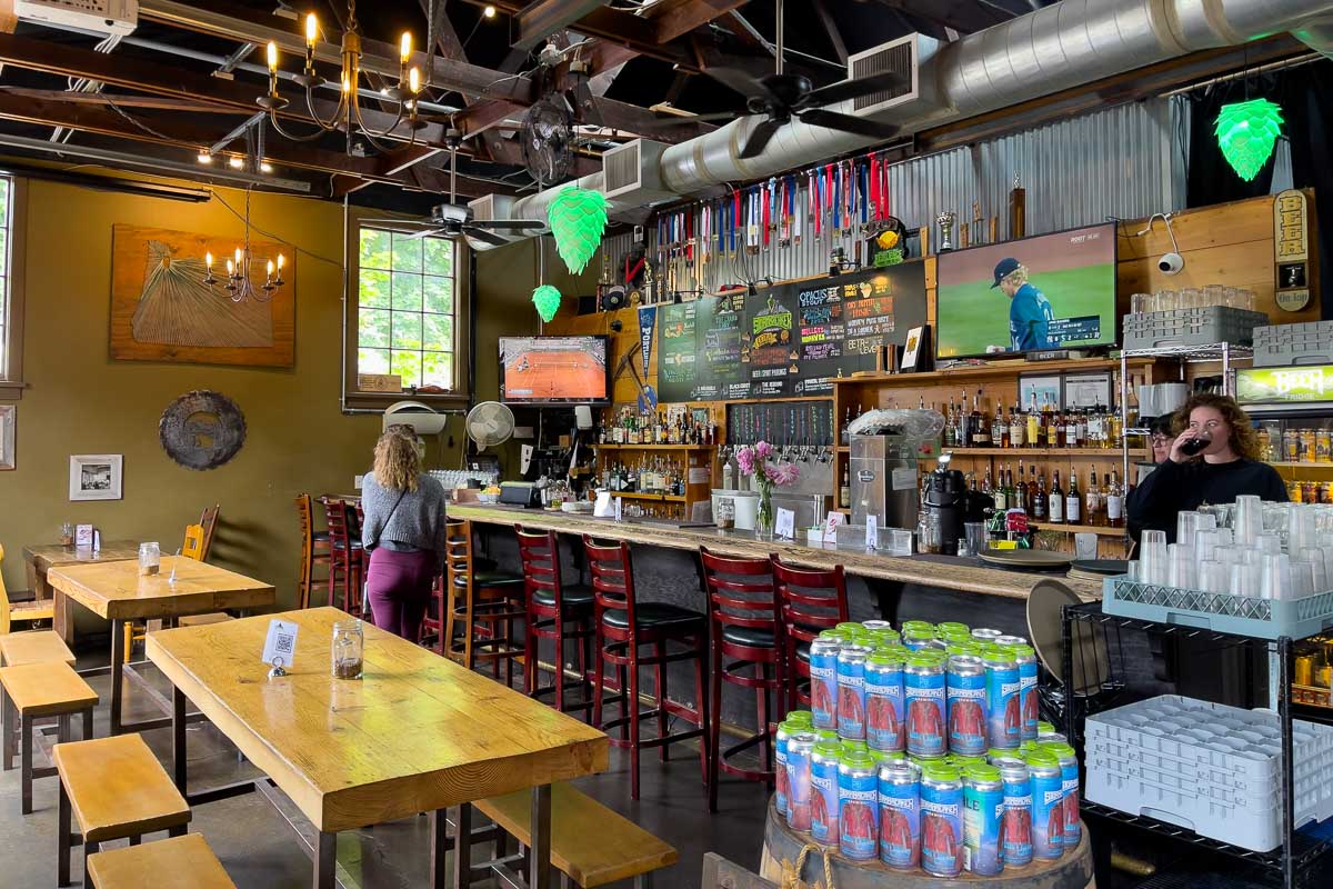 StormBreaker Brewing inside shot of bar.