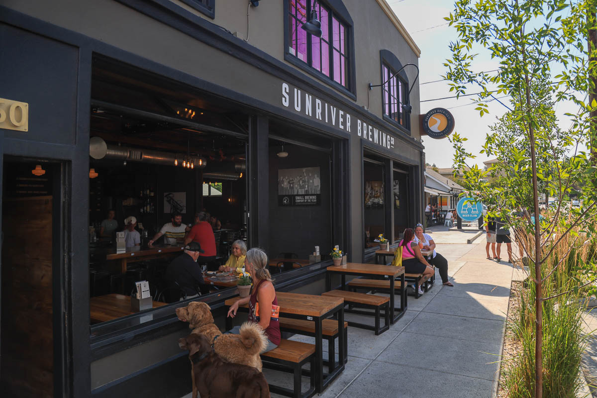 Sunriver Brewing outside tables.