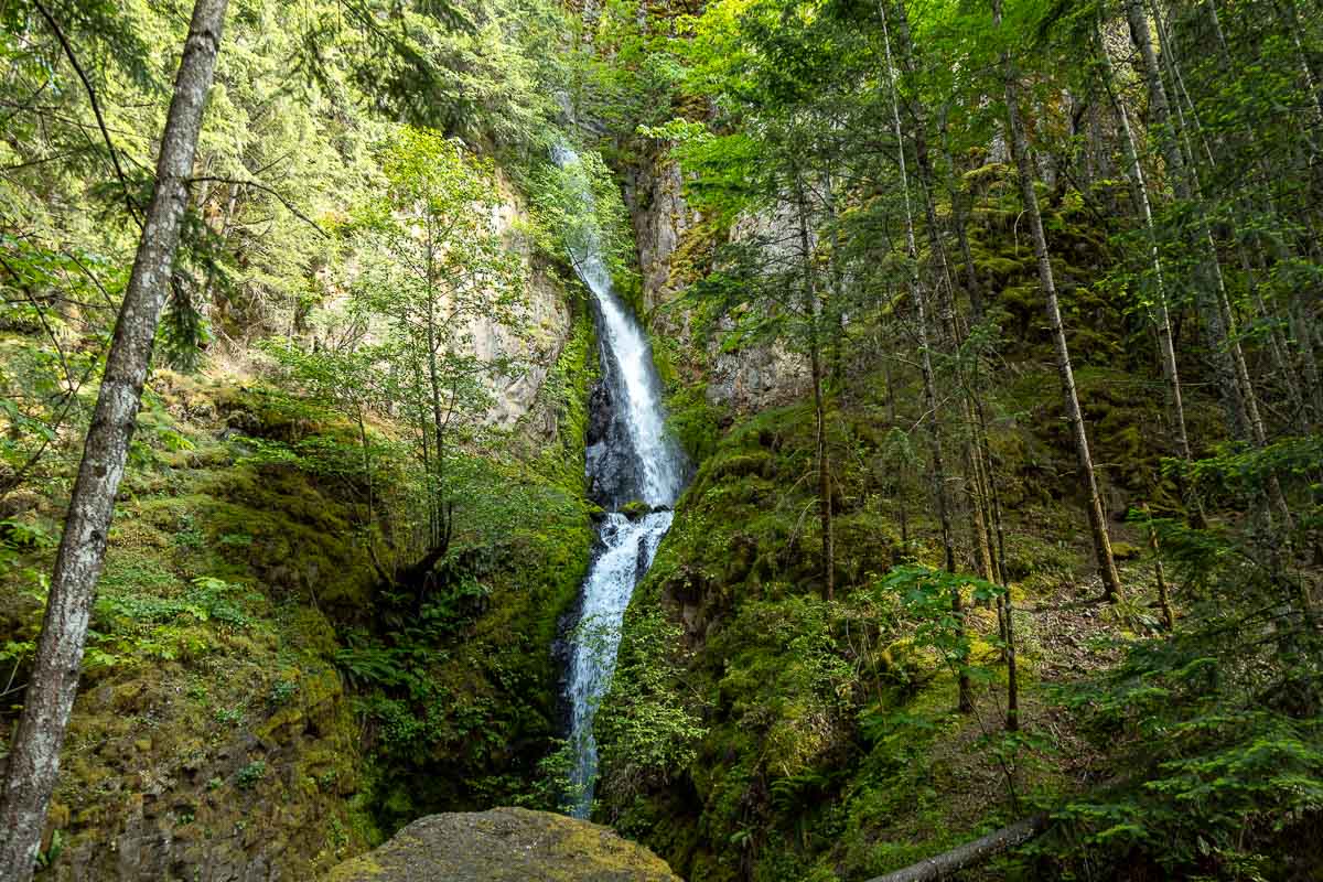 Starvation Creek Trail hole-inthe-wall falls